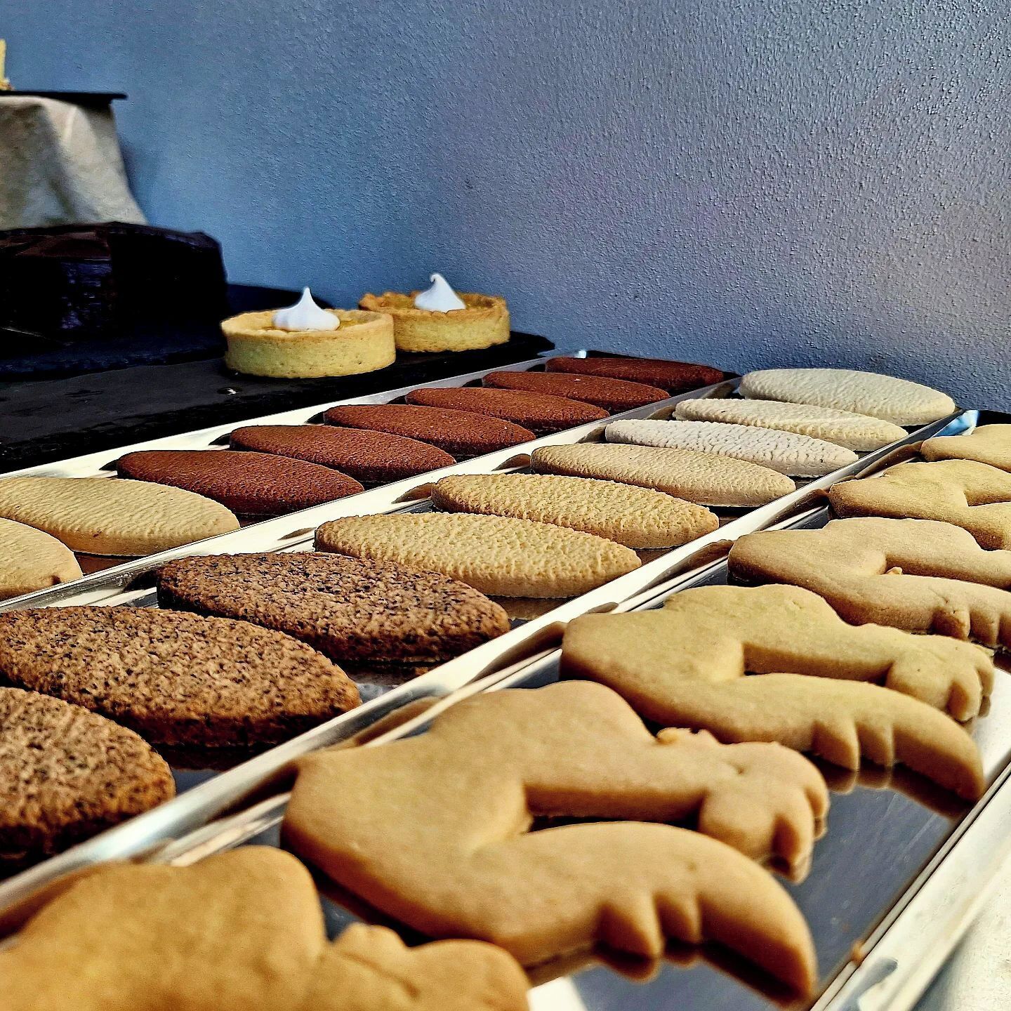 Een schaal met verschillende koekjes en gebak.