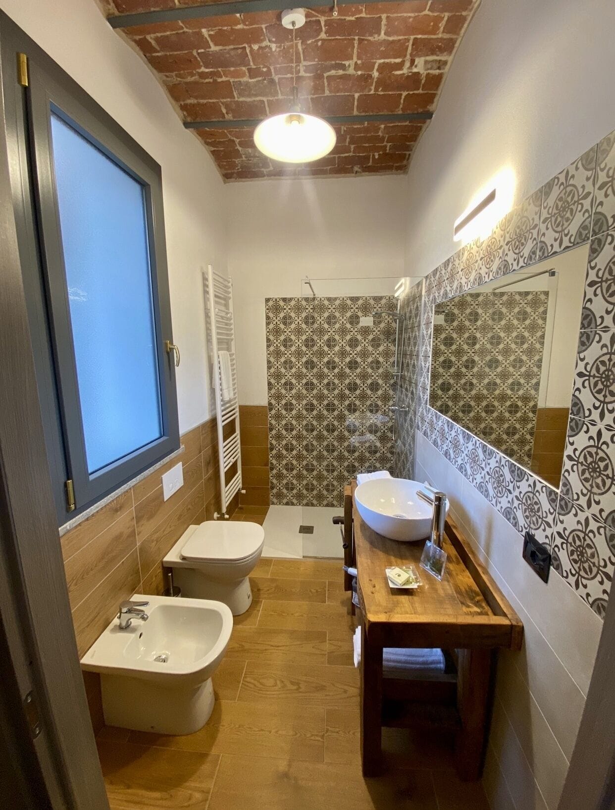 Deluxe Room | Bathroom | Shower, free toiletries, hair dryer, towels