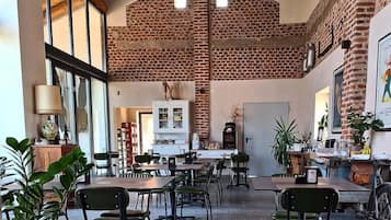 Free daily full breakfast