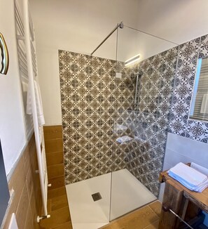 Deluxe Room | Bathroom | Shower, free toiletries, hair dryer, towels - Cascina Mora Bassa (Vigevano)