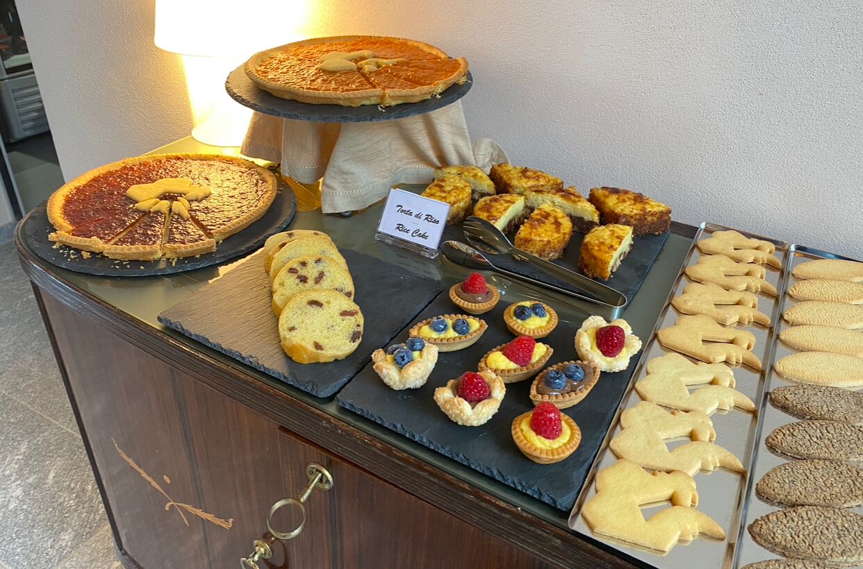 Una mesa con diversos pasteles y tartaletas.