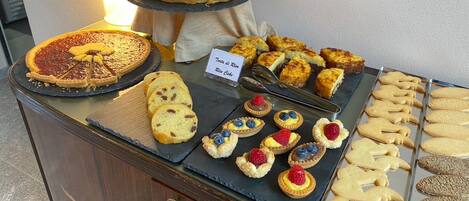 Una mesa con diversos pasteles y tartaletas.