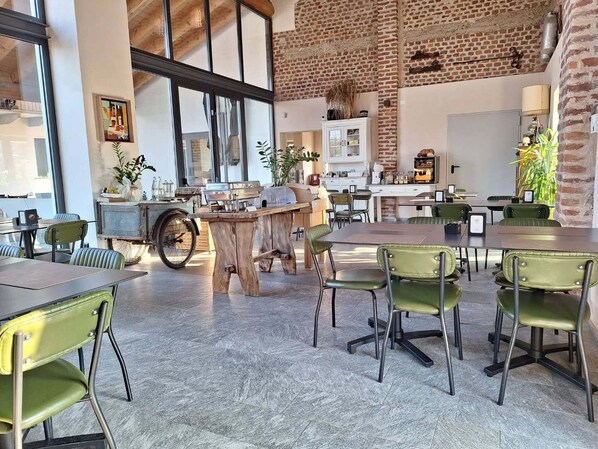 Déjeuner complet gratuit tous les jours