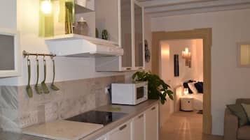 Kühlschrank, Mikrowelle, Herdplatte, Geschirrspüler