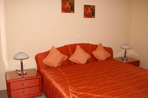 1 chambre, fer et planche à repasser