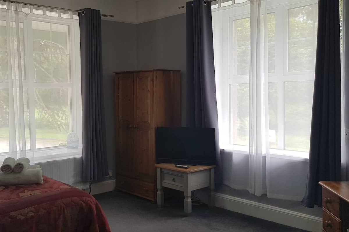 Family Suite, 2 Bedrooms, Non Smoking, Garden View | 1 bedroom, individually decorated, individually furnished, desk