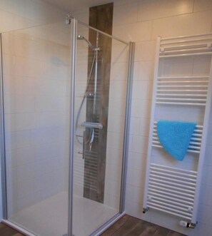 Douche, serviettes fournies