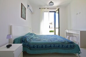 3 chambres, bureau, fer et planche à repasser, lit de bébé portatif