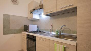 JÀÀkaappi, mikroaaltouuni, uuni, liesi