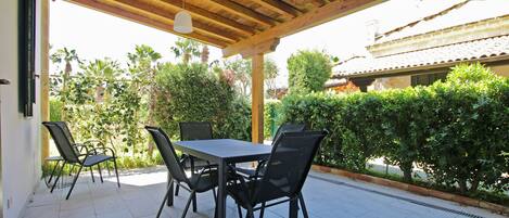 تناول الطعام بالخارج