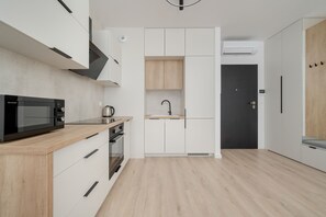 Leilighet, 1 soverom, balkong | Eget kjøkken | Mikrobølgeovn, ovn, oppvaskmaskin og kjøkkenutstyr