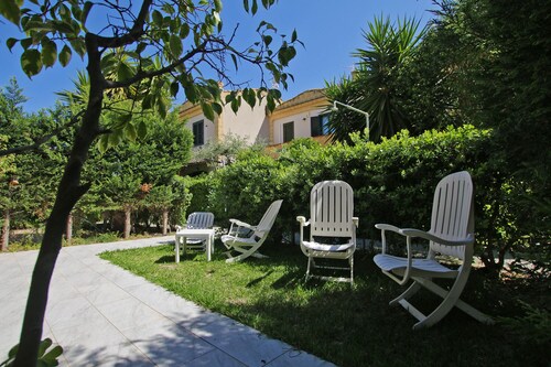 Villa Enjoy, 2 adjacent apartments near the Sea with pool available (extra)