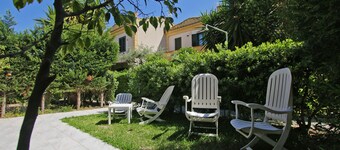 Villa Enjoy, 2 adjacent apartments near the Sea with pool available (extra)