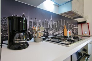 Réfrigérateur, micro-ondes, four, plaque de cuisson