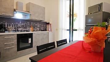 Frigorífico, microondas, horno y placa de cocina
