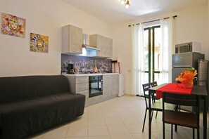 Interior - Villa Enjoy, 2 adjacent apartments near the Sea with pool available (extra) (Campofelice Di Roccella, 90010 IT)