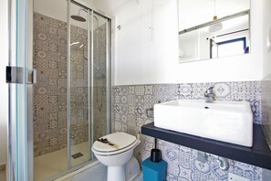 Hair dryer, bidet, towels, soap - Villa Enjoy, 2 adjacent apartments near the Sea with pool available (extra) (Campofelice Di Roccella, 90010 IT)