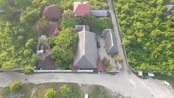 Vista frontal de la propiedad