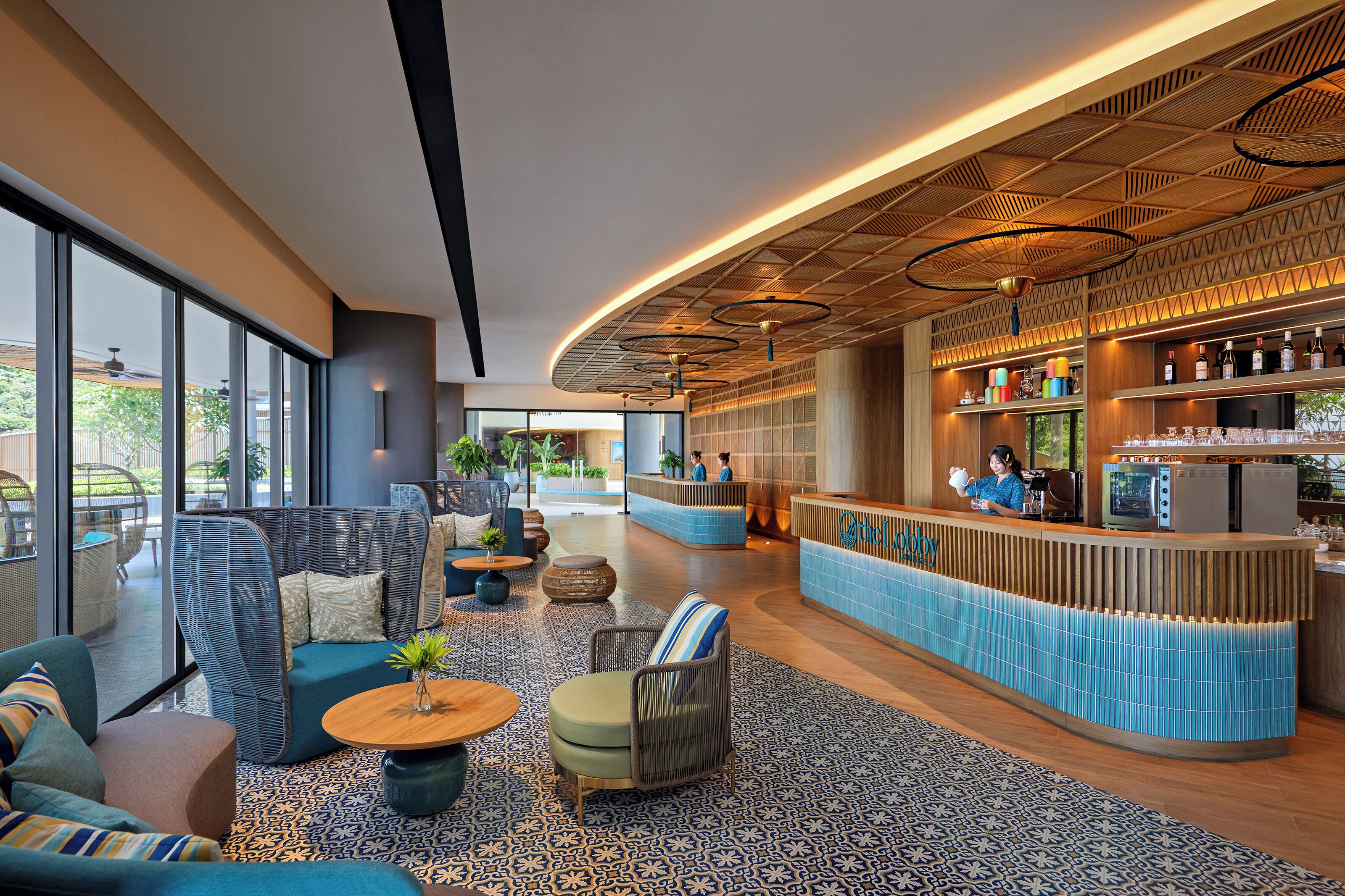 3 bars/lounges, 2 poolside bars