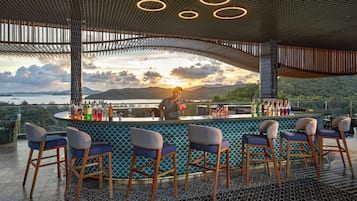 3 bars/lounges, 2 poolside bars