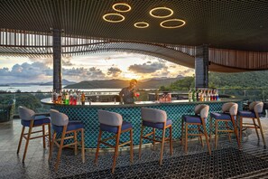 3 bars/lounges, 2 poolside bars