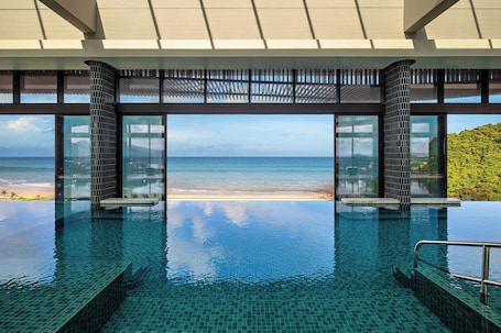 Una piscina techada, una piscina al aire libre, camas de piscina gratis