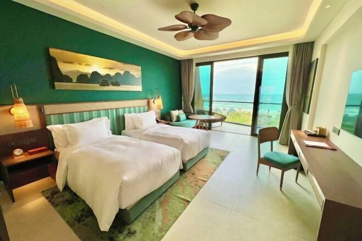 1 bedroom, hypo-allergenic bedding, minibar, in-room safe