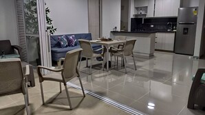 A modern kitchen with a refrigerator, microwave, and stove. - ¡Te va a Encantar! Disole 1104 (Santa Fé de Antioquia)