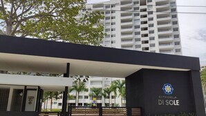 A modern building entrance with a black facade and a logo that reads "CITADELA DI SOLE". - ¡Te va a Encantar! Disole 1104 (Santa Fé de Antioquia)