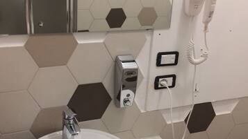 Standardzimmer | Badezimmer | Dusche, Regendusche, kostenlose Toilettenartikel, Haartrockner