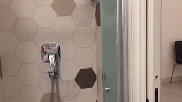 Dusche, Regendusche, kostenlose Toilettenartikel, Haartrockner