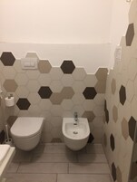 Shower, rainfall showerhead, free toiletries, hair dryer