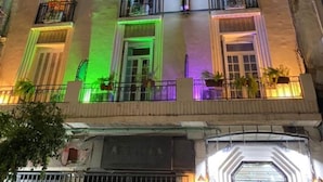 Un edificio de varios pisos con balcones, ventanas amplias y una entrada central.