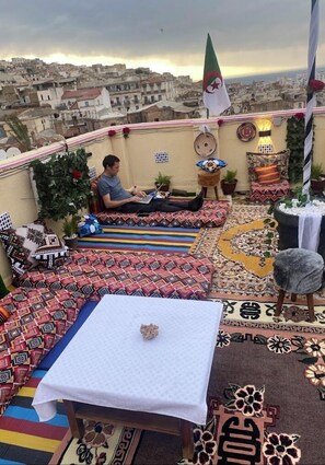 شرفة على السطح