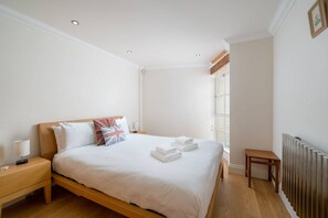2 bedrooms, desk, iron/ironing board, WiFi