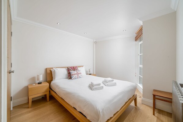 2 bedrooms, desk, iron/ironing board, WiFi