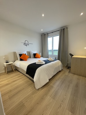 1 habitación, escritorio, tabla de planchar con plancha y cuna de viaje 