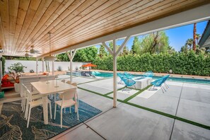 Outdoor dining - Getaway to Palm Springs! Modern Palm Springs Home with Lap Pool (Palm Springs)
