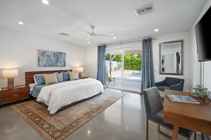 4 bedrooms, iron/ironing board, free WiFi, bed sheets - Getaway to Palm Springs! Modern Palm Springs Home with Lap Pool (Palm Springs)