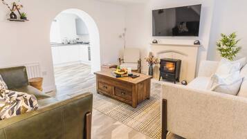 Casa | Área de sala de estar | Televisión y chimenea