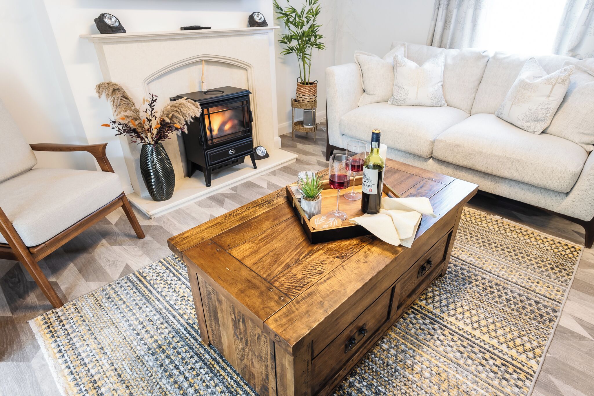 Nhà | Khu phòng khách | TV, lò sưởi 