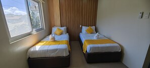 Desk, free WiFi, bed sheets - Manuela's Suites (Puerto Princesa)