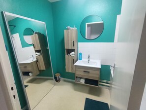 Een haardroger, handdoeken, toiletpapier