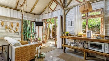 Cabane Premium | Coin séjour | TV connectée de 32 pouces avec chaînes numériques