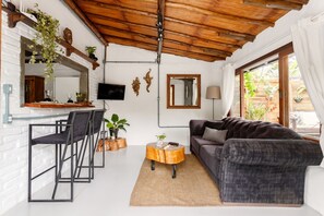 尊荣木屋 | 起居区 | 32-英寸智能电视（配备数码频道）