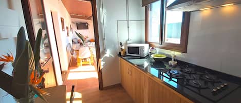 Kylskåp, mikrovågsugn, spishäll och kaffe- och tebryggare