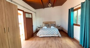 3 Schlafzimmer, Schreibtisch, Bügeleisen/Bügelbrett, Reisekinderbett