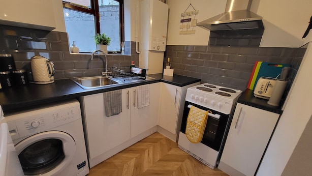 Private kitchen - Heart of Lincoln City, 3 Bedrooms, Sleeps 4 Guests (Lincoln)