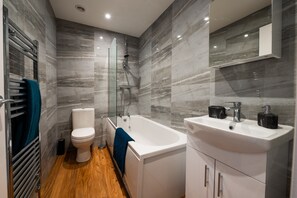 Casa | Baño | Regadera y toallas 