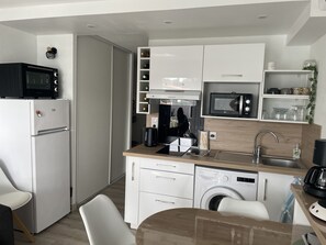 Kjøleskap, mikrobølgeovn, ovn og kokeplater